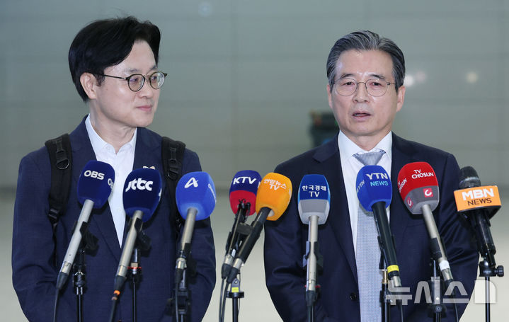 [인천공항=뉴시스] 김진아 기자 = 김용범 대통령실 정책실장이 한미 관세 협상 후속 협의를 위해 16일 인천국제공항 제2터미널에서 워싱턴 D.C.로 출국하기 앞서 취재진의 질문에 답하고 있다. 왼쪽은 김정관 산업통상부 장관. 2025.10.16. bluesoda@newsis.com