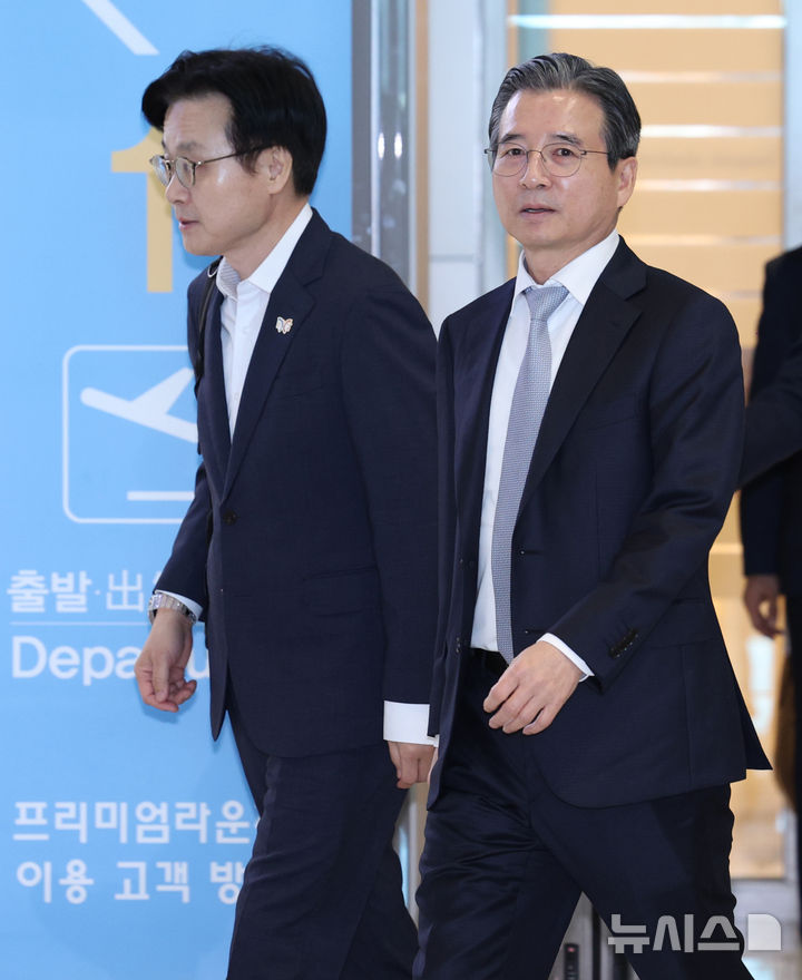 [인천공항=뉴시스] 김진아 기자 = 김용범(오른쪽) 대통령실 정책실장과 김정관 산업통상부 장관이 한미 관세 협상 후속 협의를 위해 16일 인천국제공항 제2터미널에서 워싱턴 D.C.로 출국하고 있다. 2025.10.16. bluesoda@newsis.com