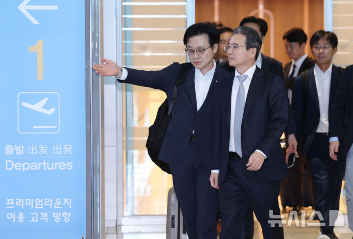 [인천공항=뉴시스] 김진아 기자 = 김용범(오른쪽) 대통령실 정책실장과 김정관 산업통상부 장관이 한미 관세 협상 후속 협의를 위해 16일 인천국제공항 제2터미널에서 워싱턴 D.C.로 출국하고 있다. 2025.10.16. bluesoda@newsis.com