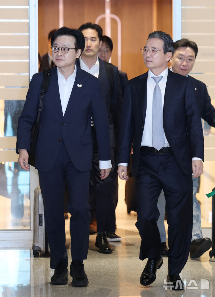 [인천공항=뉴시스] 김진아 기자 = 김용범(오른쪽) 대통령실 정책실장과 김정관 산업통상부 장관이 한미 관세 협상 후속 협의를 위해 16일 인천국제공항 제2터미널에서 워싱턴 D.C.로 출국하고 있다. 2025.10.16. bluesoda@newsis.com