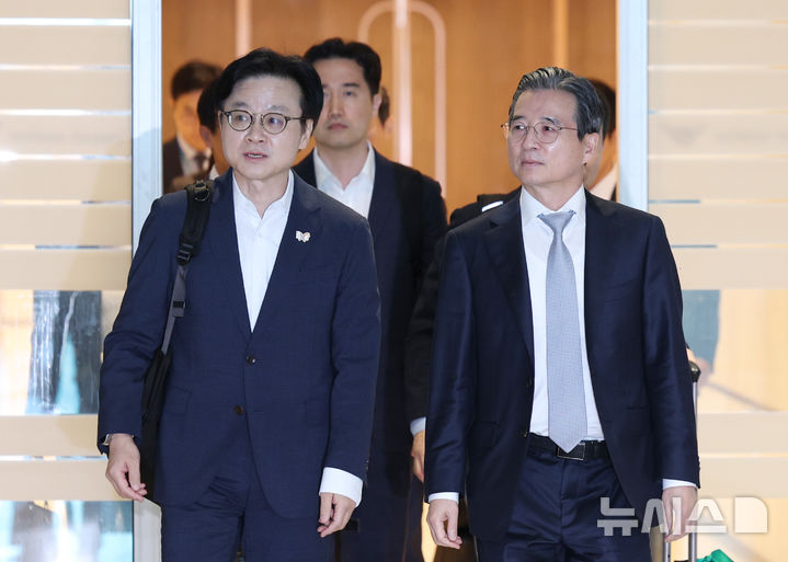[인천공항=뉴시스] 김진아 기자 = 김용범(오른쪽) 대통령실 정책실장과 김정관 산업통상부 장관이 한미 관세 협상 후속 협의를 위해 16일 인천국제공항 제2터미널에서 워싱턴 D.C.로 출국하고 있다. 2025.10.16. bluesoda@newsis.com