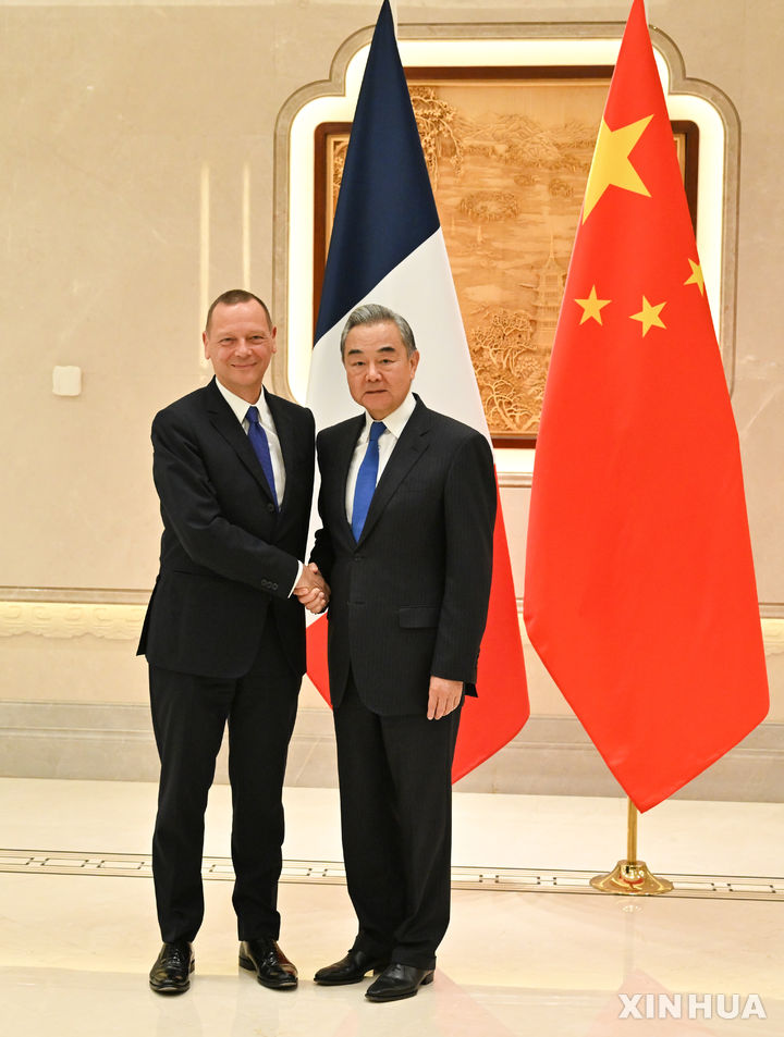 [항저우=신화/뉴시스] 왕이 중국 공산당 중앙정치국 위원 겸 외교부장이 15일 중국 저장성 항저우에서 에마뉘엘 본 프랑스 대통령실 외교수석과 만나 제27차 중·프랑스 전략대화를 위해 만나 악수하고 있다. 2025.10.16