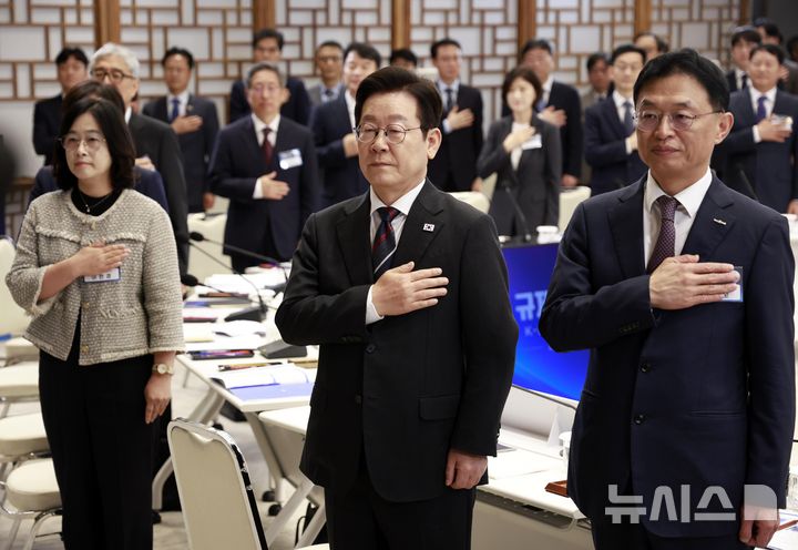 [서울=뉴시스] 최동준 기자 = 이재명 대통령이 16일 서울 용산 대통령실 청사에서 열린 제2차 핵심규제 합리화 전략회의에서 참석자들과 국민의례를 하고 있다. 2025.10.16. photocdj@newsis.com