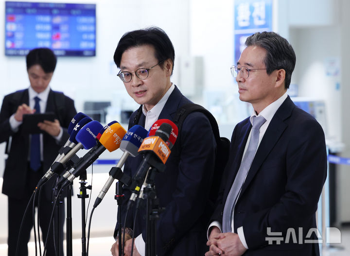 [인천공항=뉴시스] 김진아 기자 = 김정관 산업통상부 장관이 한미 관세 협상 후속 협의를 위해 16일 인천국제공항 제2터미널에서 워싱턴 D.C.로 출국하기 앞서 취재진의 질문에 답하고 있다. 오른쪽은 김용범 대통령실 정책실장. 2025.10.16. bluesoda@newsis.com