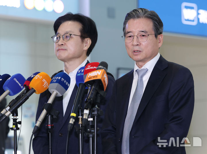[인천공항=뉴시스] 김진아 기자 = 김용범 대통령실 정책실장이 한미 관세 협상 후속 협의를 위해 16일 인천국제공항 제2터미널에서 워싱턴 D.C.로 출국하기 앞서 취재진의 질문에 답하고 있다. 왼쪽은 김정관 산업통상부 장관. 2025.10.16. bluesoda@newsis.com