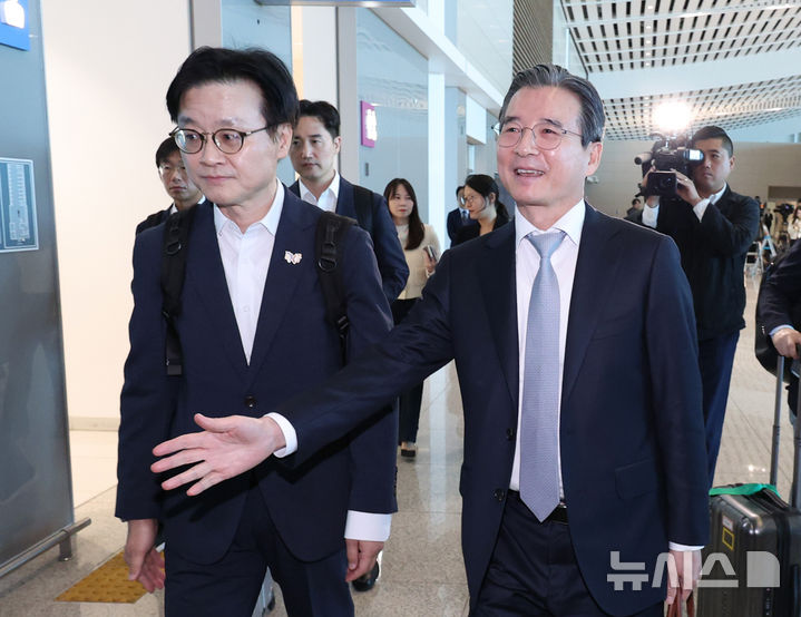 [인천공항=뉴시스] 김진아 기자 = 김용범(오른쪽) 대통령실 정책실장과 김정관 산업통상부 장관이 한미 관세 협상 후속 협의를 위해 16일 인천국제공항 제2터미널에서 워싱턴 D.C.로 출국하고 있다. 2025.10.16. bluesoda@newsis.com