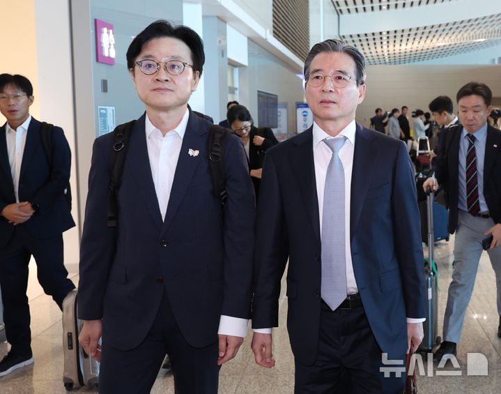 [인천공항=뉴시스] 김진아 기자 = 김용범(오른쪽) 대통령실 정책실장과 김정관 산업통상부 장관이 한미 관세 협상 후속 협의를 위해 16일 인천국제공항 제2터미널에서 워싱턴 D.C.로 출국하고 있다. 2025.10.16. bluesoda@newsis.com