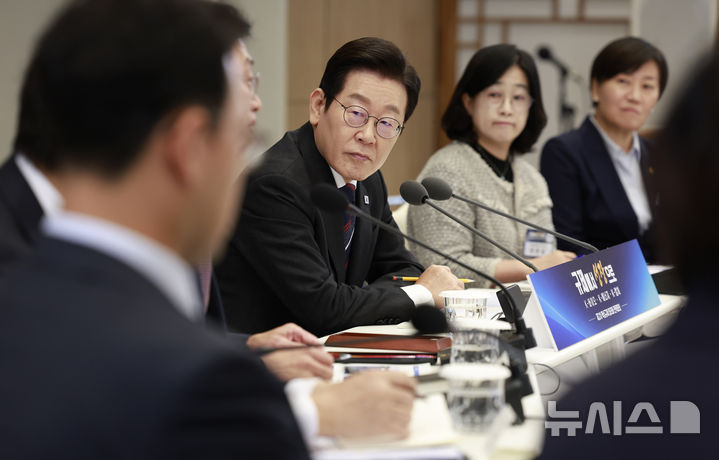 [서울=뉴시스] 최동준 기자 = 이재명 대통령이 16일 서울 용산 대통령실 청사에서 열린 제2차 핵심규제 합리화 전략회의에서 참석자 발언을 듣고 있다. 2025.10.16. photocdj@newsis.com