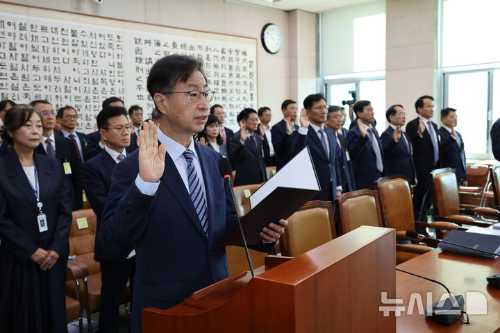 [서울=뉴시스] 김금보 기자 = 최재해 감사원장이 16일 오전 서울 여의도 국회에서 열린 법제사법위원회 국정감사에서 선서를 하고 있다. 2025.10.16. kgb@newsis.com