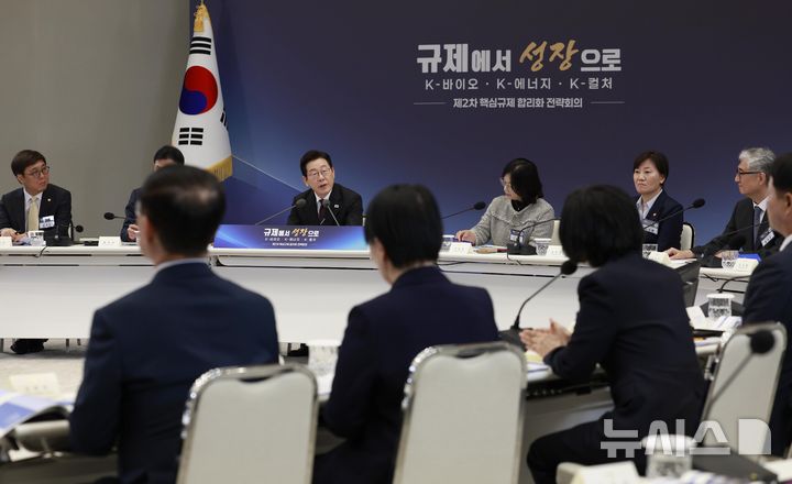 [서울=뉴시스] 최동준 기자 = 이재명 대통령이 16일 서울 용산 대통령실 청사에서 열린 제2차 핵심규제 합리화 전략회의에서 발언하고 있다. 2025.10.16. photocdj@newsis.com