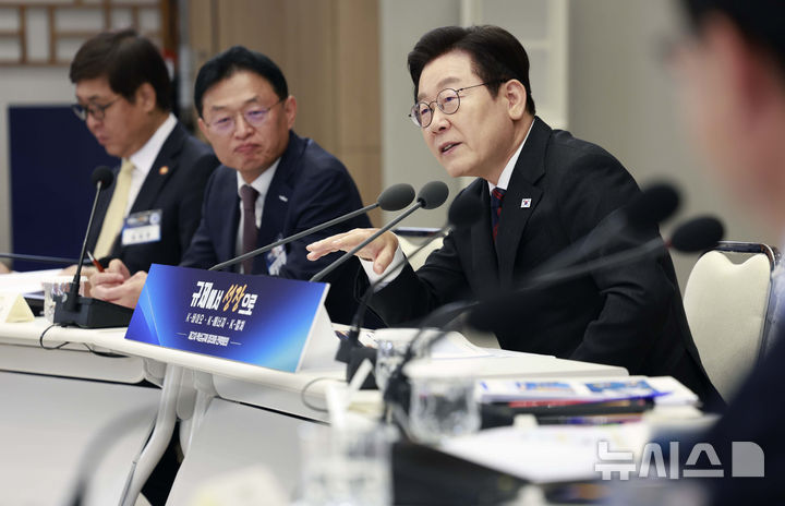 [서울=뉴시스] 최동준 기자 = 이재명 대통령이 16일 서울 용산 대통령실 청사에서 열린 제2차 핵심규제 합리화 전략회의에서 발언하고 있다. 2025.10.16. photocdj@newsis.com