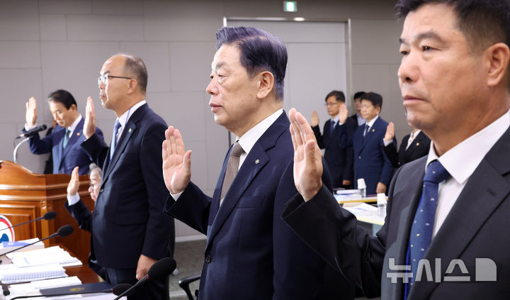[세종=뉴시스] 강종민 기자 = 16일 세종시 정부세종청사에서 열린 국회 정무위원회의 국가보훈부, 국민권익위원회, 독립기념관 등에 대한 국정감사에서 권오을 보훈부 장관, 유철환 권익위원장, 김형석 독립기념관장 등이 증인선서를 하고 있다. 2025.10.16. ppkjm@newsis.com