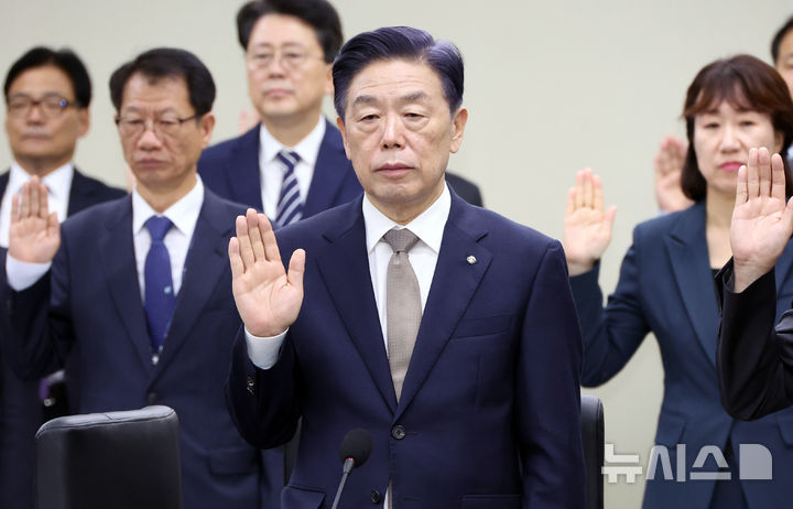 [세종=뉴시스] 강종민 기자 = 16일 세종시 정부세종청사에서 열린 국회 정무위원회의 국가보훈부, 국민권익위원회, 독립기념관 등에 대한 국정감사에서 김형석 독립기념관장이 증인선서를 하고 있다. 2025.10.16. ppkjm@newsis.com