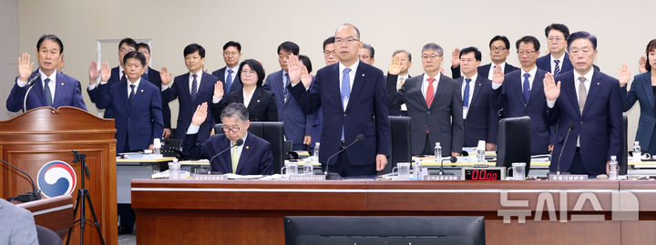 [세종=뉴시스] 강종민 기자 = 16일 세종시 정부세종청사에서 열린 국회 정무위원회의 국가보훈부, 국민권익위원회, 독립기념관 등에 대한 국정감사에서 권오을 보훈부 장관, 유철환 권익위원장, 김형석 독립기념관장 등이 증인선서를 하고 있다. 2025.10.16. ppkjm@newsis.com