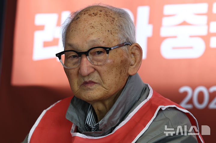 [서울=뉴시스] 최진석 기자 = 전쟁포로인 비전향장기수 안학섭 씨가 16일 서울 종로구 누구나에서 열린 기자간담회에서 러시아 중국 경유 송환 입장발표 후 생각에 잠겨 있다. 2025.10.16. myjs@newsis.com