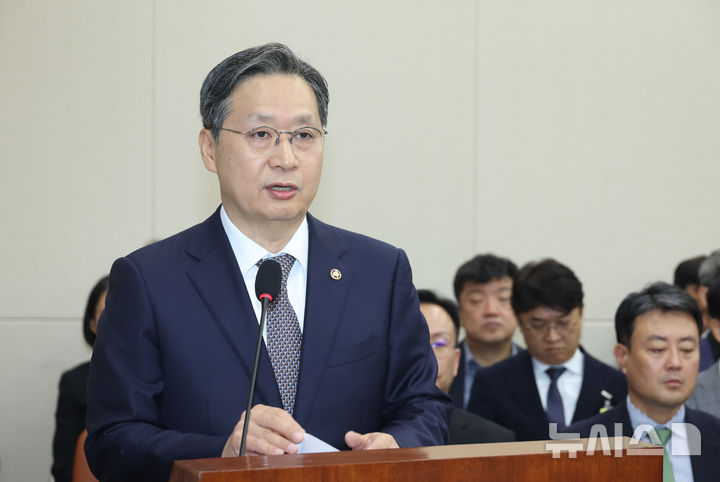 [서울=뉴시스] 고승민 기자 = 윤영빈 우주항공청장이 16일 서울 여의도 국회에서 열린 과학기술정보방송통신위원회의 원자력안전위원회 등 국정감사에서 인사말을 하고 있다. 2025.10.16. kkssmm99@newsis.com