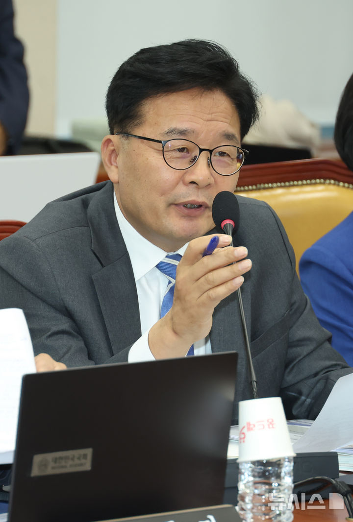 [서울=뉴시스] 고승민 기자 = 김우영 더불어민주당 의원이 16일 서울 여의도 국회에서 열린 과학기술정보방송통신위원회의 원자력안전위원회 등 국정감사에서 신상발언을 하고 있다. 2025.10.16. kkssmm99@newsis.com