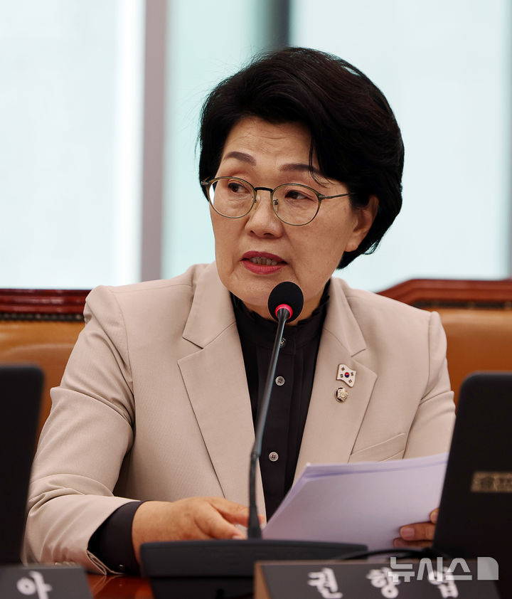 [서울=뉴시스] 김명년 기자 = 권향엽 더불어민주당 의원이 16일 오전 서울 여의도 국회 산업통상자원중소벤처기업위원회에서 열린 대한무역투자진흥공사·한국무역보험공사 등에 대한 국정감사에서 민병주 한국산업기술진흥원장에게 질의하고 있다. 2025.10.16. kmn@newsis.com