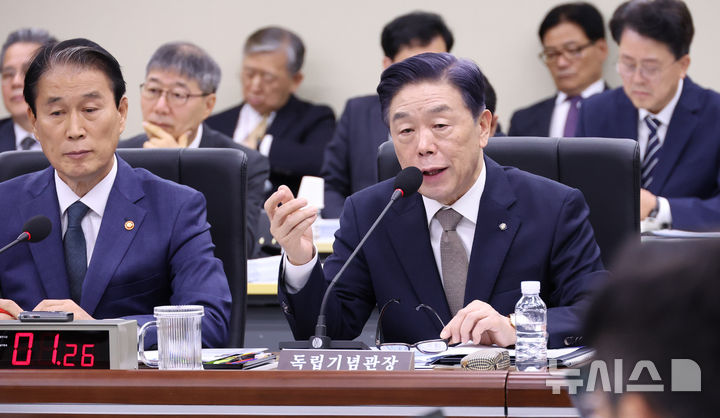 [세종=뉴시스] 강종민 기자 = 16일 세종시 정부세종청사에서 열린 국회 정무위원회의 국가보훈부, 국민권익위원회, 독립기념관 등에 대한 국정감사에서 김형석 독립기념관장이 의원 질의에 답변하고 있다. 2025.10.16. ppkjm@newsis.com