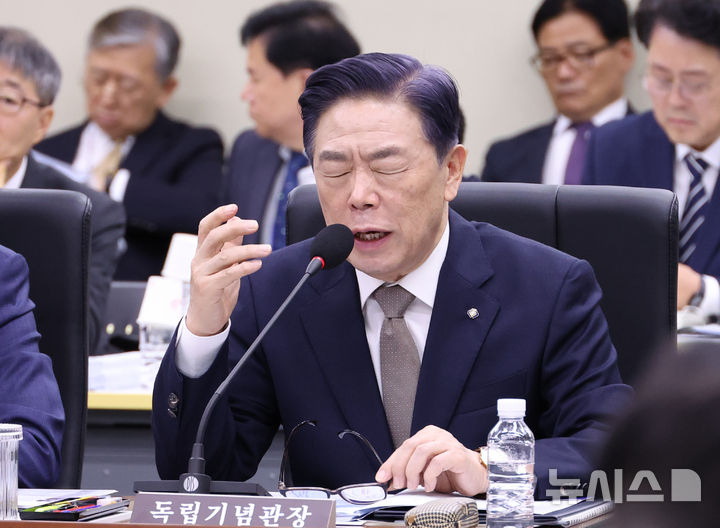 [세종=뉴시스] 강종민 기자 = 16일 세종시 정부세종청사에서 열린 국회 정무위원회의 국가보훈부, 국민권익위원회, 독립기념관 등에 대한 국정감사에서 김형석 김형석 독립기념관장이 의원 질의에 눈을 질끈 감으며 답변하고 있다. 2025.10.16. ppkjm@newsis.com