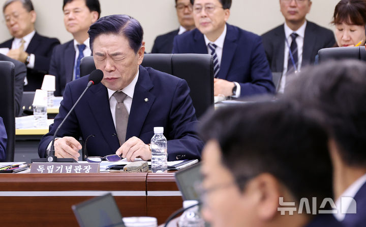 [세종=뉴시스] 강종민 기자 = 16일 세종시 정부세종청사에서 열린 국회 정무위원회의 국가보훈부, 국민권익위원회, 독립기념관 등에 대한 국정감사에서 김형석 독립기념관장이 의원 질의에 눈을 질끈 감으며 답변하고 있다. 2025.10.16. ppkjm@newsis.com