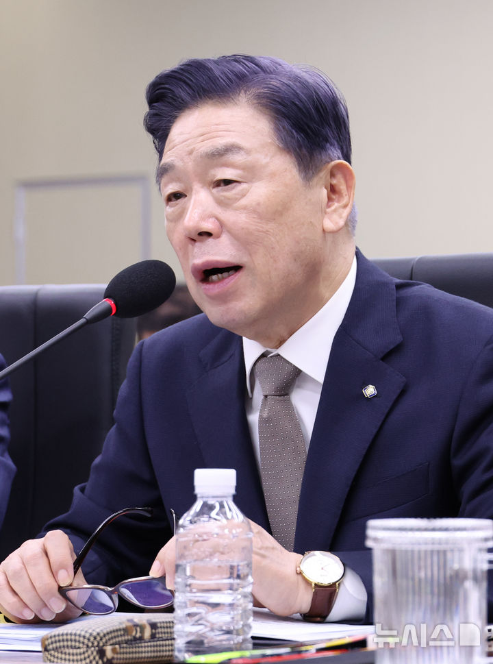 [세종=뉴시스] 강종민 기자 = 16일 세종시 정부세종청사에서 열린 국회 정무위원회의 국가보훈부, 국민권익위원회, 독립기념관 등에 대한 국정감사에서 김형석 독립기념관장이 의원 질의에 답변하고 있다. 2025.10.16. ppkjm@newsis.com