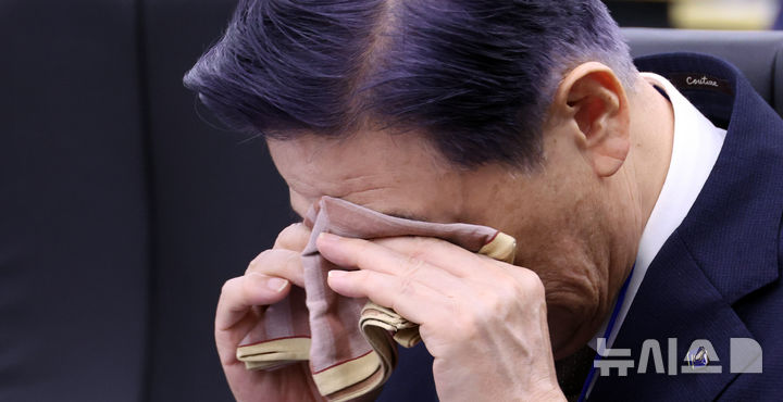 [세종=뉴시스] 강종민 기자 = 16일 세종시 정부세종청사에서 열린 국회 정무위원회의 국가보훈부, 국민권익위원회, 독립기념관 등에 대한 국정감사에서 김형석 독립기념관장이 얼굴을 닦고 있다. 2025.10.16. ppkjm@newsis.com