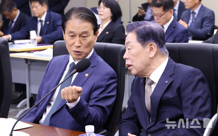 [세종=뉴시스] 강종민 기자 = 16일 세종시 정부세종청사에서 열린 국회 정무위원회의 국가보훈부, 국민권익위원회, 독립기념관 등에 대한 국정감사에서 권오을 보훈부 장관이 김형석 독립기념관장과 대화하고 있다. 2025.10.16. ppkjm@newsis.com