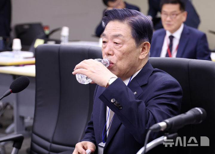 [세종=뉴시스] 강종민 기자 = 16일 세종시 정부세종청사에서 열린 국회 정무위원회의 국가보훈부, 국민권익위원회, 독립기념관 등에 대한 국정감사에서 김형석 김형석 독립기념관장이 물을 마시고 있다. 2025.10.16. ppkjm@newsis.com