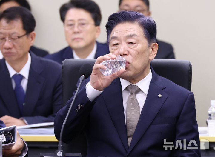 [세종=뉴시스] 강종민 기자 = 16일 세종시 정부세종청사에서 열린 국회 정무위원회의 국가보훈부, 국민권익위원회, 독립기념관 등에 대한 국정감사에서 김형석 독립기념관장이 물을 마시고 있다. 2025.10.16. ppkjm@newsis.com