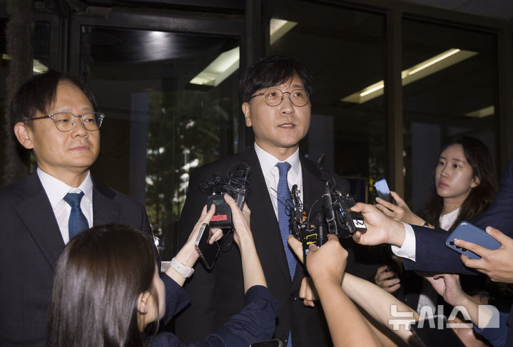 [서울=뉴시스] 김근수 기자 = 이재근 SK그룹 최태원 회장 측 변호사가 16일 서울 서초구 대법원에서 열린 최 회장과 노 관장 간 이혼소송 상고심 선고 공판을 마치고 취재진 질문에 답하고 있다. 대법원 1부(주심 서경환 대법관)는 16일 두 사람의 이혼 소송 상고심에서 “재산 형성과 기여도 등에 대한 법리 판단이 더 필요하다”라며 원심을 파기환송하고 서울고법에 돌려보냈다. 대법원은 “재산 분할 청구 부분 파기하고 서울고법에 환송한다”며 “나머지 상고는 기각한다”고 판단했다. 이로써 2심의 위자료 액수 20억원의 지급은 확정됐다. 2025.10.16. ks@newsis.com