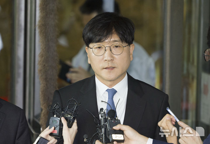 [서울=뉴시스] 김근수 기자 = 이재근 SK그룹 최태원 회장 측 변호사가 16일 서울 서초구 대법원에서 열린 최 회장과 노 관장 간 이혼소송 상고심 선고 공판을 마치고 취재진 질문에 답하고 있다. 대법원 1부(주심 서경환 대법관)는 16일 두 사람의 이혼 소송 상고심에서 “재산 형성과 기여도 등에 대한 법리 판단이 더 필요하다”라며 원심을 파기환송하고 서울고법에 돌려보냈다. 대법원은 “재산 분할 청구 부분 파기하고 서울고법에 환송한다”며 “나머지 상고는 기각한다”고 판단했다. 이로써 2심의 위자료 액수 20억원의 지급은 확정됐다. 2025.10.16. ks@newsis.com