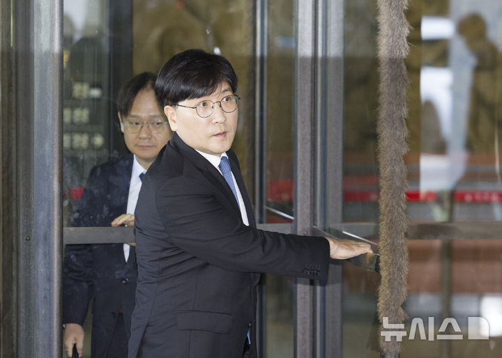 [서울=뉴시스] 김근수 기자 = 이재근 SK그룹 최태원 회장 측 변호사가 16일 서울 서초구 대법원에서 열린 최 회장과 노 관장 간 이혼소송 상고심 선고 공판을 마치고 밖으로 나서고 있다. 대법원 1부(주심 서경환 대법관)는 16일 두 사람의 이혼 소송 상고심에서 “재산 형성과 기여도 등에 대한 법리 판단이 더 필요하다”라며 원심을 파기환송하고 서울고법에 돌려보냈다. 대법원은 “재산 분할 청구 부분 파기하고 서울고법에 환송한다”며 “나머지 상고는 기각한다”고 판단했다. 이로써 2심의 위자료 액수 20억원의 지급은 확정됐다. 2025.10.16. ks@newsis.com