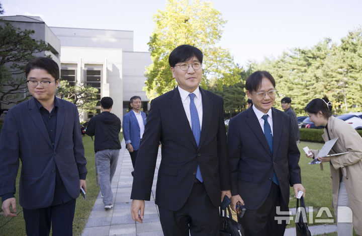 [서울=뉴시스] 김근수 기자 = 이재근 SK그룹 최태원 회장 측 변호사가 16일 서울 서초구 대법원에서 열린 최 회장과 노 관장 간 이혼소송 상고심 선고 공판을 마치고 밖으로 나서고 있다. 대법원 1부(주심 서경환 대법관)는 16일 두 사람의 이혼 소송 상고심에서 “재산 형성과 기여도 등에 대한 법리 판단이 더 필요하다”라며 원심을 파기환송하고 서울고법에 돌려보냈다. 대법원은 “재산 분할 청구 부분 파기하고 서울고법에 환송한다”며 “나머지 상고는 기각한다”고 판단했다. 이로써 2심의 위자료 액수 20억원의 지급은 확정됐다. 2025.10.16. ks@newsis.com