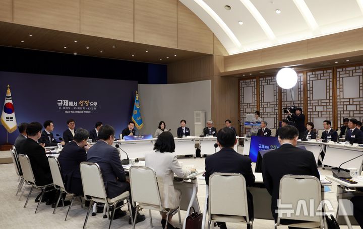 [서울=뉴시스] 최동준 기자 = 이재명 대통령이 16일 서울 용산 대통령실 청사에서 열린 제2차 핵심규제 합리화 전략회의에서 발언하고 있다. 2025.10.16. photocdj@newsis.com