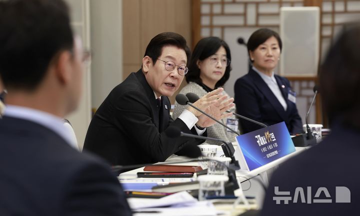 [서울=뉴시스] 최동준 기자 = 이재명 대통령이 16일 서울 용산 대통령실 청사에서 열린 제2차 핵심규제 합리화 전략회의에서 발언하고 있다. 2025.10.16. photocdj@newsis.com