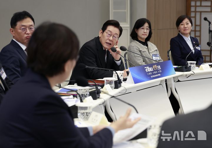 [서울=뉴시스] 최동준 기자 = 이재명 대통령이 16일 서울 용산 대통령실 청사에서 열린 제2차 핵심규제 합리화 전략회의에서 참석자 발언을 듣고 있다. 2025.10.16. photocdj@newsis.com