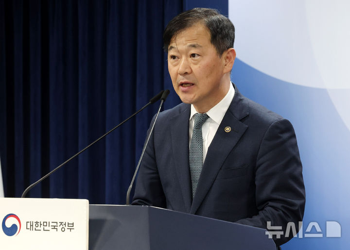 [서울=뉴시스] 추상철 기자 = 이형훈 보건복지부 제2차관이 16일 오전 서울 종로구 정부서울청사에서 제1차 장기 등 기증 및 이식 종합계획 브리핑을 하고 있다. 2025.10.16. scchoo@newsis.com