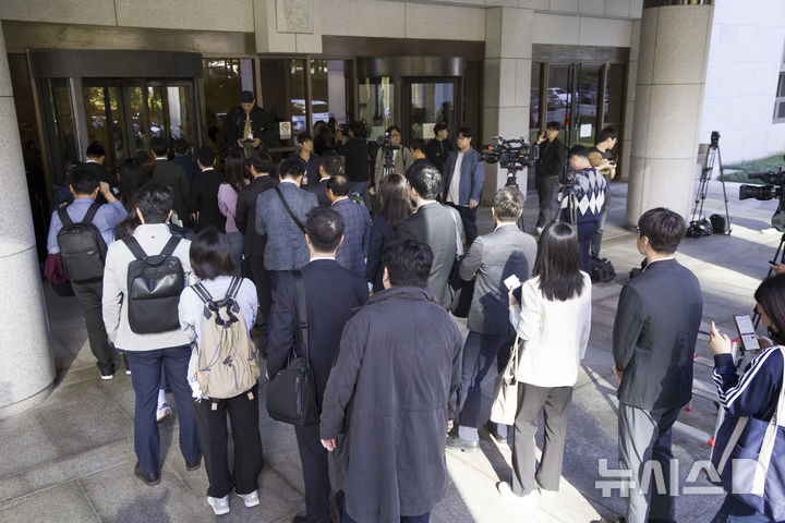 [서울=뉴시스] 김근수 기자 = 최태원 SK그룹 회장과 노소영 아트센터 나비 관장 간 이혼소송 상고심 선고공판이 열린 16일 서울 서초구 대법원 법정 앞이 대기하는 취재진과 방청객들로 붐비고 있다. 2025.10.16. ks@newsis.com