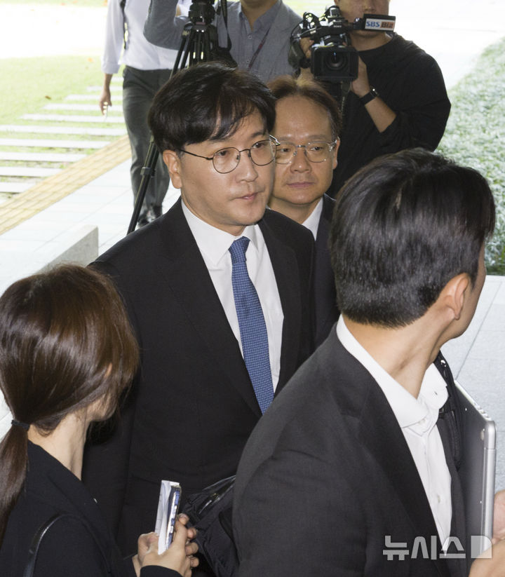 [서울=뉴시스] 김근수 기자 = 이재근(왼쪽) SK그룹 최태원 회장 측 변호사가 16일 서울 서초구 대법원에서 열린 최 회장과 노 관장 간 이혼소송 상고심 선고 공판에 참석하기 위해 이동하고 있다. 2025.10.16. ks@newsis.com