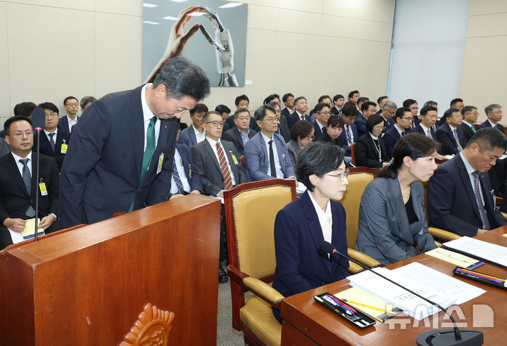 [서울=뉴시스] 고승민 기자 = 전대욱 한국수력원자력 사장 직무대행이 16일 서울 여의도 국회에서 열린 과학기술정보방송통신위원회의 원자력안전위원회 등 국정감사에서 인사말 후 고개숙여 인사하고 있다. 2025.10.16. kkssmm99@newsis.com