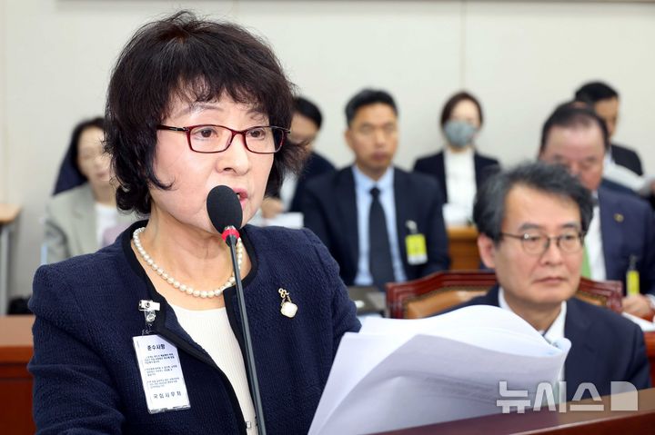 [서울=뉴시스] 조성봉 기자 = 박지향 동북아역사재단 이사장이 16일 오전 서울 여의도 국회 교육위원회에서 열린 사립학교교직원연금공단 등 국정감사에서 업무보고를 하고 있다. 2025.10.16. suncho21@newsis.com
