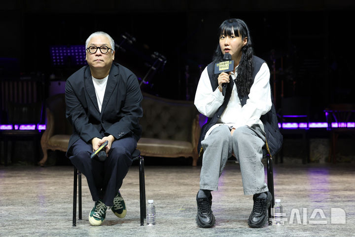 [서울=뉴시스] 박진희 기자 = '안트로폴리스 5부작'의 1부 '프롤로그/디오니소스'(Prolog/Dionysos)' 연출 윤한솔(왼쪽)과 2부 '라이오스'(Laios) 각색·연출 김수정이 16일 서울 중구 국립극단 명동예술극장에서 기자간담회를 하고 있다. '안트로폴리스'는 고대 그리스 신화 속 '테베' 왕가의 비극을 탐구한 작품이다. 2025.10.16. pak7130@newsis.com