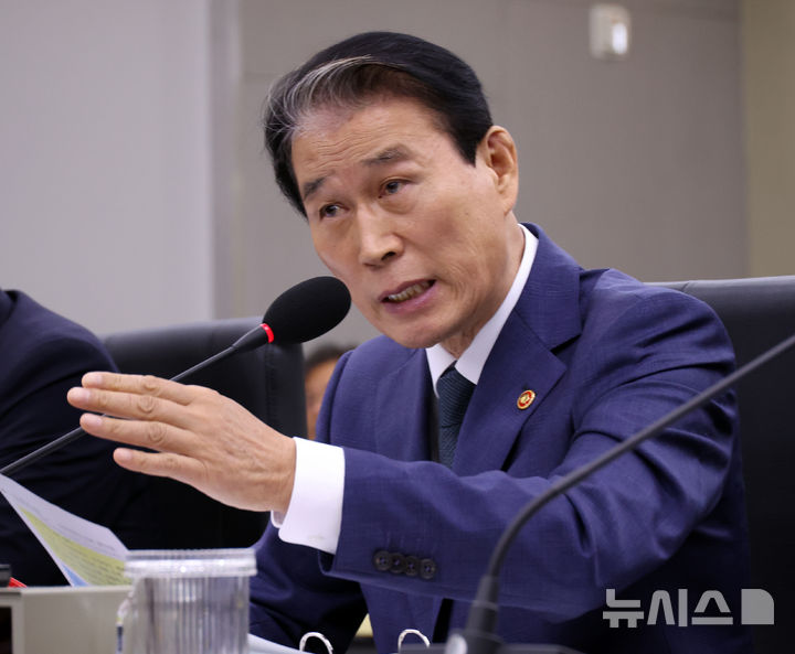 [세종=뉴시스] 강종민 기자 = 16일 세종시 정부세종청사에서 열린 국회 정무위원회의 국가보훈부, 국민권익위원회, 독립기념관 등에 대한 국정감사에서 권오을 보훈부 장관이 의원 질의에 답변하고 있다. 2025.10.16. ppkjm@newsis.com