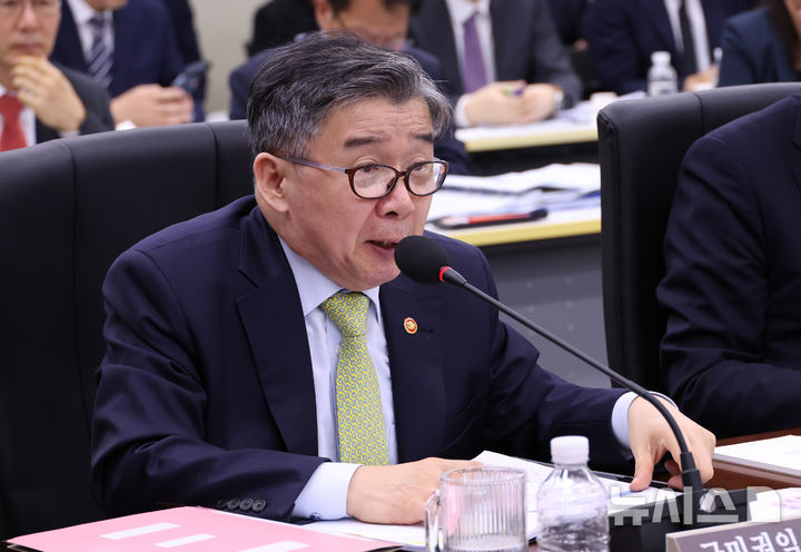 [세종=뉴시스] 강종민 기자 = 16일 세종시 정부세종청사에서 열린 국회 정무위원회의 국가보훈부, 국민권익위원회, 독립기념관 등에 대한 국정감사에서 유철환 권익위원장이 답변하고 있다. 2025.10.16. ppkjm@newsis.com