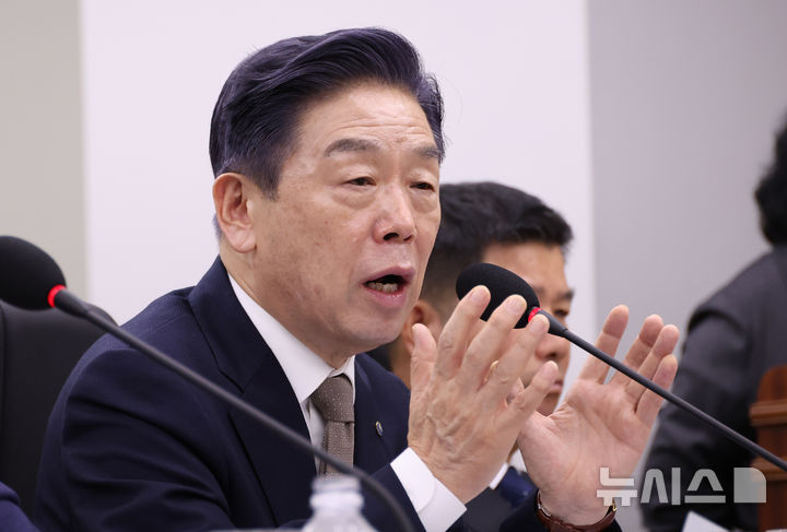 [세종=뉴시스] 강종민 기자 = 16일 세종시 정부세종청사에서 열린 국회 정무위원회의 국가보훈부, 국민권익위원회, 독립기념관 등에 대한 국정감사에서 김형석 독립기념관장이 의원 질의에 답변하고 있다. 2025.10.16. ppkjm@newsis.com