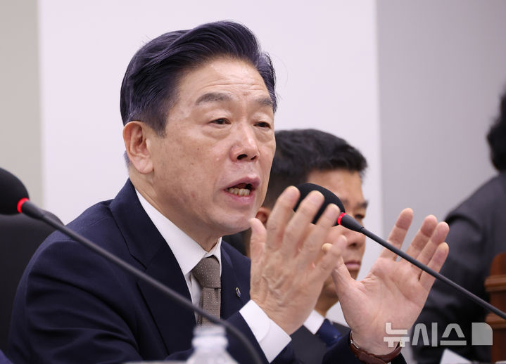 [세종=뉴시스] 강종민 기자 = 16일 세종시 정부세종청사에서 열린 국회 정무위원회의 국가보훈부, 국민권익위원회, 독립기념관 등에 대한 국정감사에서 김형석 독립기념관장이 의원 질의에 답변하고 있다. 2025.10.16. ppkjm@newsis.com