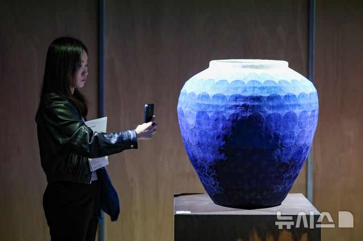 [서울=뉴시스] 황준선 기자 = 16일 서울 용산구 노들갤러리에서 열린 2025 국가무형유산 이수자 기획전시 '결, 시간의 흐름 속에서' 언론공개 행사에서 참석자들이 작품을 관람하고 있다. 2025.10.16. hwang@newsis.com