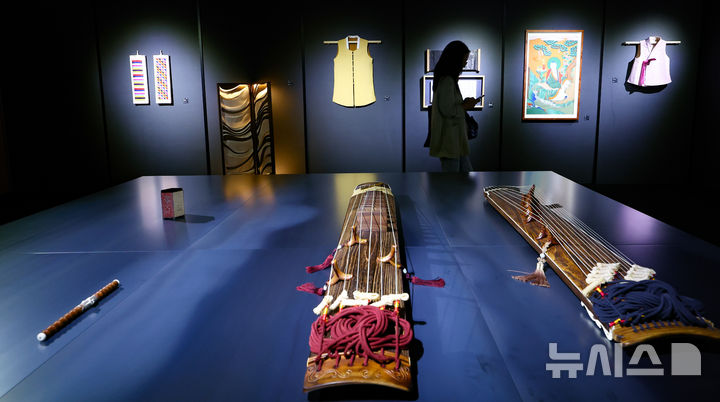 [서울=뉴시스] 황준선 기자 = 16일 서울 용산구 노들갤러리에서 열린 2025 국가무형유산 이수자 기획전시 '결, 시간의 흐름 속에서' 언론공개 행사에서 참석자들이 작품을 관람하고 있다. 2025.10.16. hwang@newsis.com