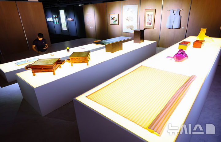 [서울=뉴시스] 황준선 기자 = 16일 서울 용산구 노들갤러리에서 열린 2025 국가무형유산 이수자 기획전시 '결, 시간의 흐름 속에서' 언론공개 행사에서 참석자들이 작품을 관람하고 있다. 2025.10.16. hwang@newsis.com